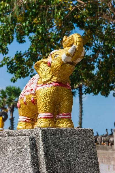 Éléphant de pierre thaïlandais sur un piédestal par une journée ensoleillée — Photo