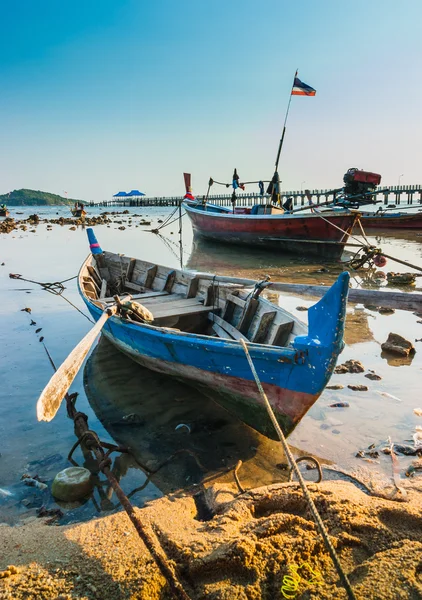 Vissersboten op de oever van de zee in thailand — Stockfoto