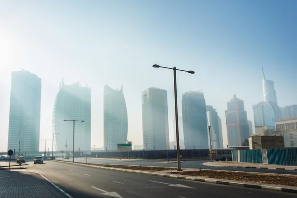 Výškové budovy a ulice v Dubaji, Spojené arabské emiráty — Stock fotografie