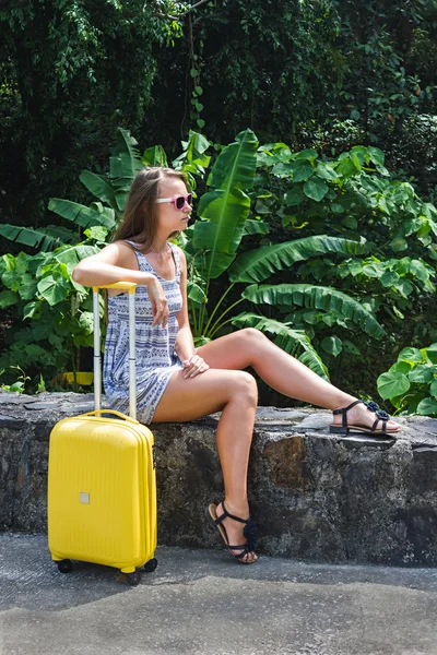 女孩带着黄色手提箱上度假村 — 图库照片