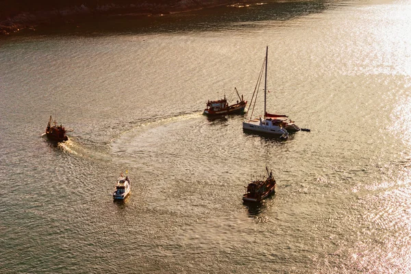 Yacht in mare al tramonto — Foto Stock