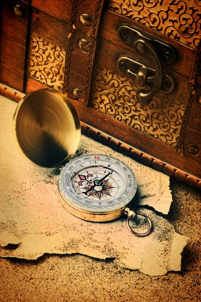 Kompass auf altem Blatt Papier vor dem Hintergrund von Sand — Stockfoto