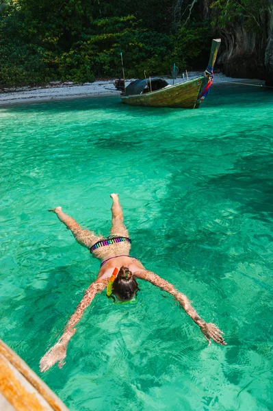 Girl swimming in the sea with a mask and snorkel — Stock Photo, Image