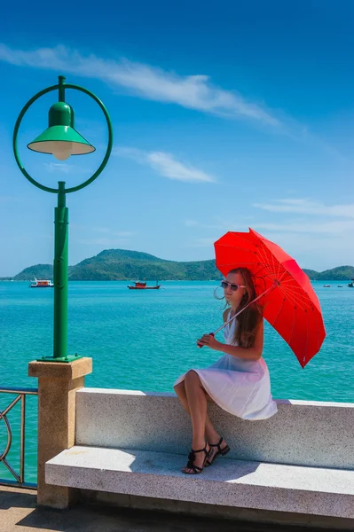 Girl with an umbrella against the sea — Stock Photo, Image