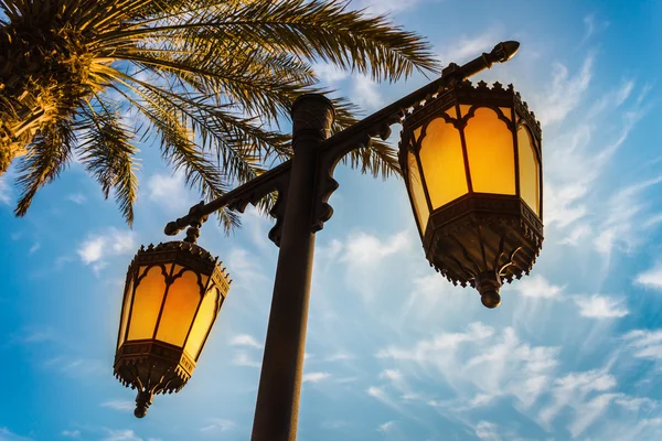 Arab street lantaarns in de stad dubai — Stockfoto