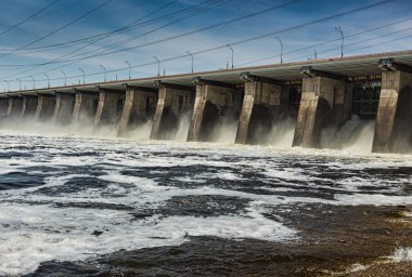 sleus kapıları Barajı üzerinden dökülen su