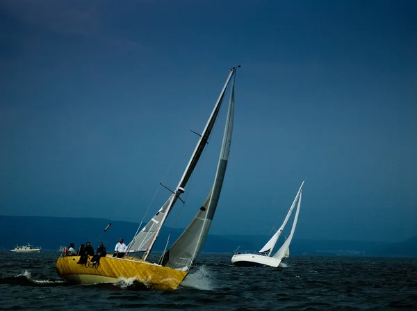 El yate participa en competiciones de vela — Foto de Stock