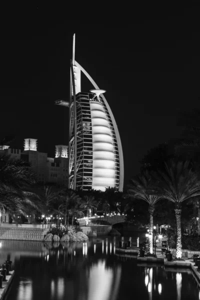 A Burj Al Arab a Souk Madinat Jumeirah Hotel megtekintése — Stock Fotó