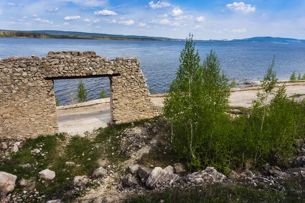 Ruins of the old building on banks — Stock Photo, Image