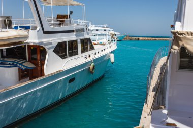 arka plan mavi deniz üzerinde yat