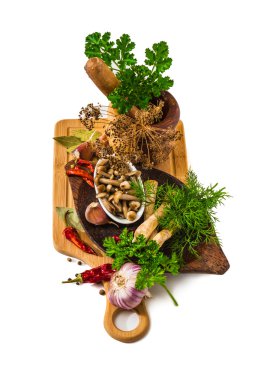 baharat arka planda bir fincan Marine mantar