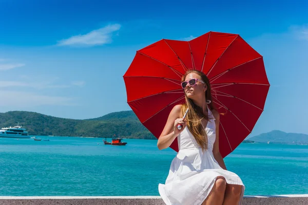 Girl with an umbrella against the sea — Stock Photo, Image