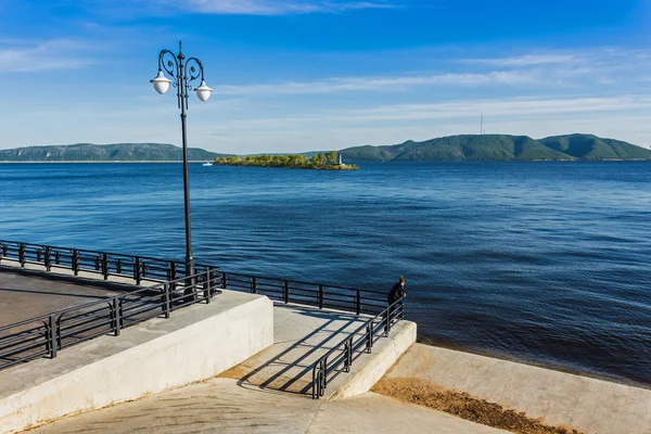 Straßenlaternen auf der Promenade des großen Flusses — Stockfoto