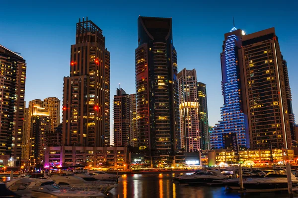 Ночная жизнь в Дубай Марина. ОАЭ. Ноябрь 16, 2012 — стоковое фото