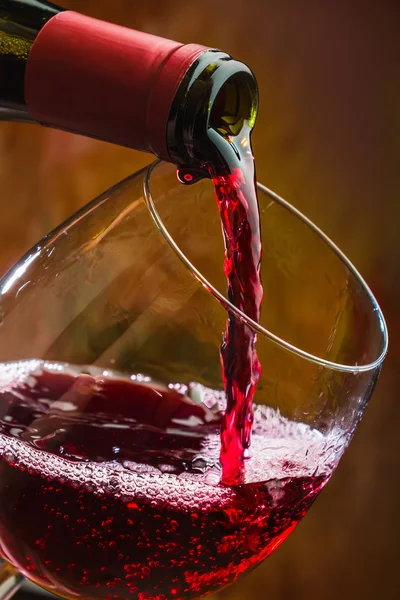 Wine pours into the glass of the bottle — Stock Photo, Image