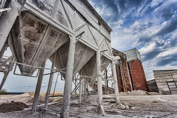 Contenedor en la planta para la producción de mezclas de construcción —  Fotos de Stock