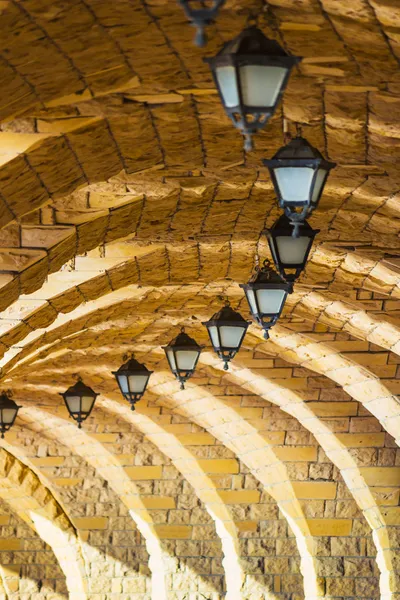 La colonnade en pierre voûtée avec des lanternes — Photo