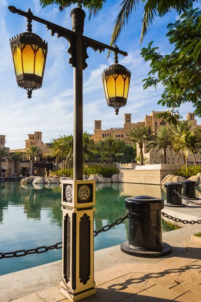 Lanternes arabes dans la ville de Dubaï — Photo