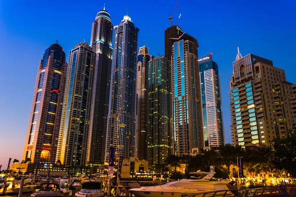 Vida nocturna en Dubai Marina. EAU. noviembre 16, 2012 — Foto de Stock