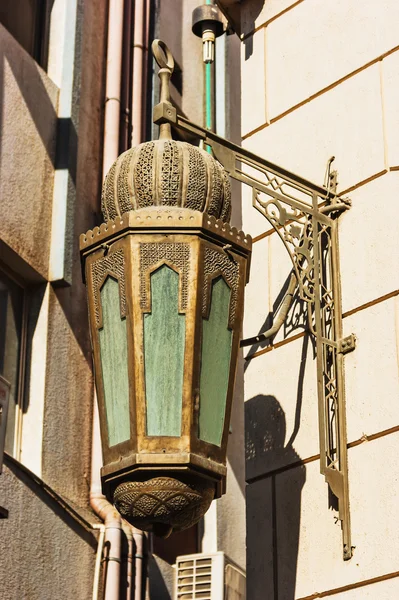 Arab street lantaarns in de stad dubai — Stockfoto