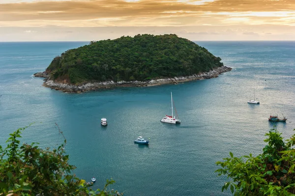 Kleine eiland in de zee in de buurt van phuket — Stockfoto