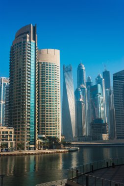 yüksek binaları ve sokakları Dubai, Birleşik Arap Emirlikleri