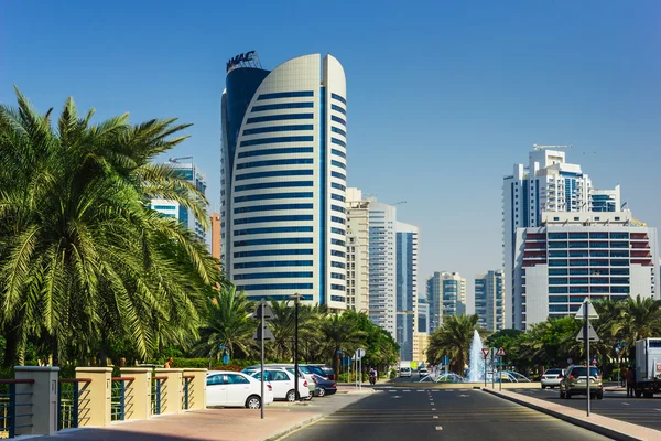 Wysoki wzrost budynki i ulice w dubai, Zjednoczone Emiraty Arabskie — Zdjęcie stockowe