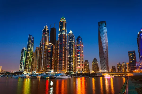 Vie nocturne à Dubai Marina. Émirats arabes unis. 14 novembre 2012 — Photo