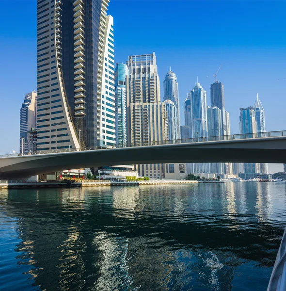 Höga byggnader och gator i dubai, Förenade Arabemiraten — Stockfoto