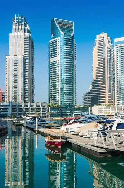 高層ビルとドバイ、アラブ首長国連邦の通り — ストック写真
