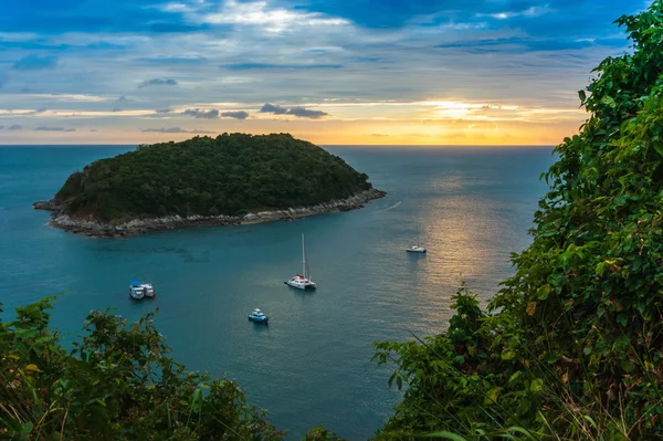 Pequena ilha no mar perto de Phuket, na Tailândia — Fotografia de Stock