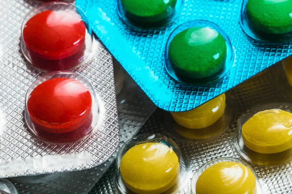 Pílulas coloridas diferentes na embalagem — Fotografia de Stock