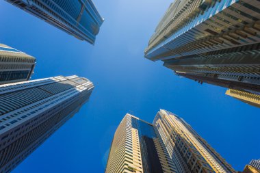 yüksek binaları ve sokakları Dubai, Birleşik Arap Emirlikleri