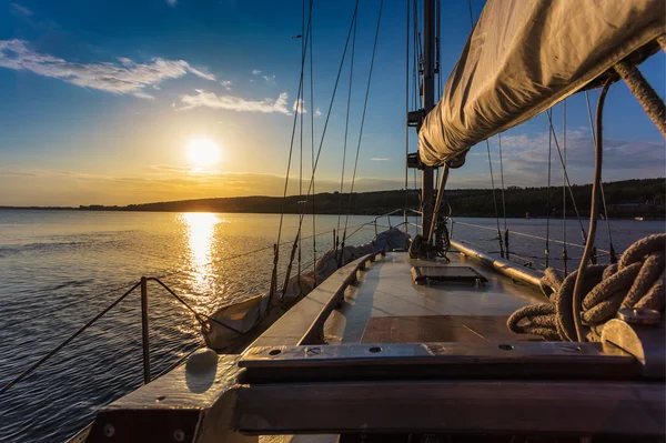 Zachód słońca na morzu na pokładzie jachtów żeglarstwo — Zdjęcie stockowe