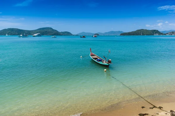 Barcos no mar contra as rochas na Tailândia — Fotografia de Stock