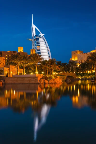 Widok z hotelu burj al arab od suku madinat jumeirah — Zdjęcie stockowe