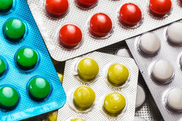 Pílulas coloridas diferentes na embalagem — Fotografia de Stock