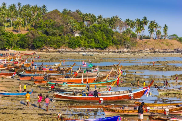 Vissersboten op de oever van de zee in thailand — Stockfoto