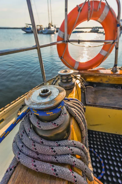 Bouée de sauvetage attachée au navire de croisière — Photo