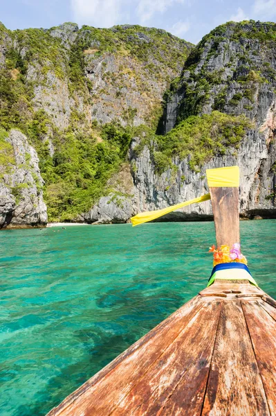 Båtar på havet mot klipporna i thailand — Stockfoto