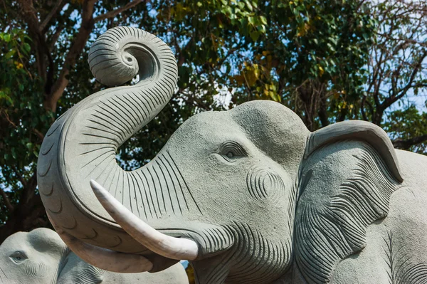 Elefante de piedra tailandés en un pedestal en un día soleado —  Fotos de Stock
