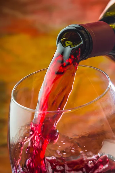 Le vin se déverse dans le verre de la bouteille — Photo