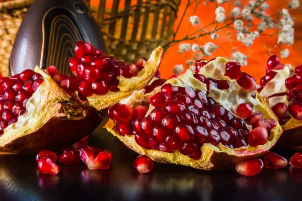 Rijpe sappige vruchten van de gebroken granaatappel — Stockfoto