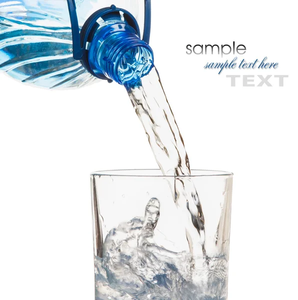 Víz öntése egy üvegből egy pohárba — Stock Fotó