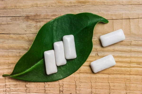 Chewing gum is on a leaf — Stock Photo, Image
