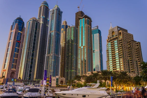 Vie nocturne à Dubai Marina. Émirats arabes unis. le 16 novembre 2012 — Photo