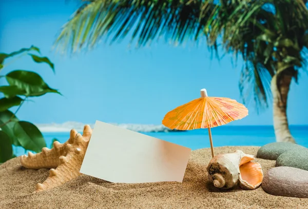 Paraply på sanden — Stockfoto
