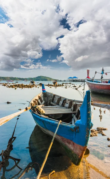 Łodzie rybackie na brzegu morza w Tajlandii — Zdjęcie stockowe
