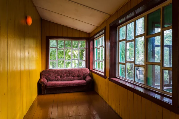 Véranda spacieuse vide avec fenêtres et canapé — Photo
