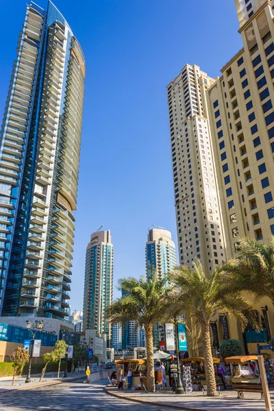 Nachtleven in dubai marina. Verenigde Arabische Emiraten. 16 november 2012 — Stockfoto